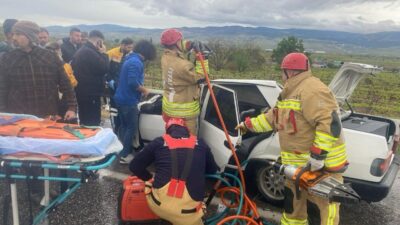 Manisa'nın Alaşehir ilçesinde otomobilin kamyona ve bariyerlere çarpması sonucu 5