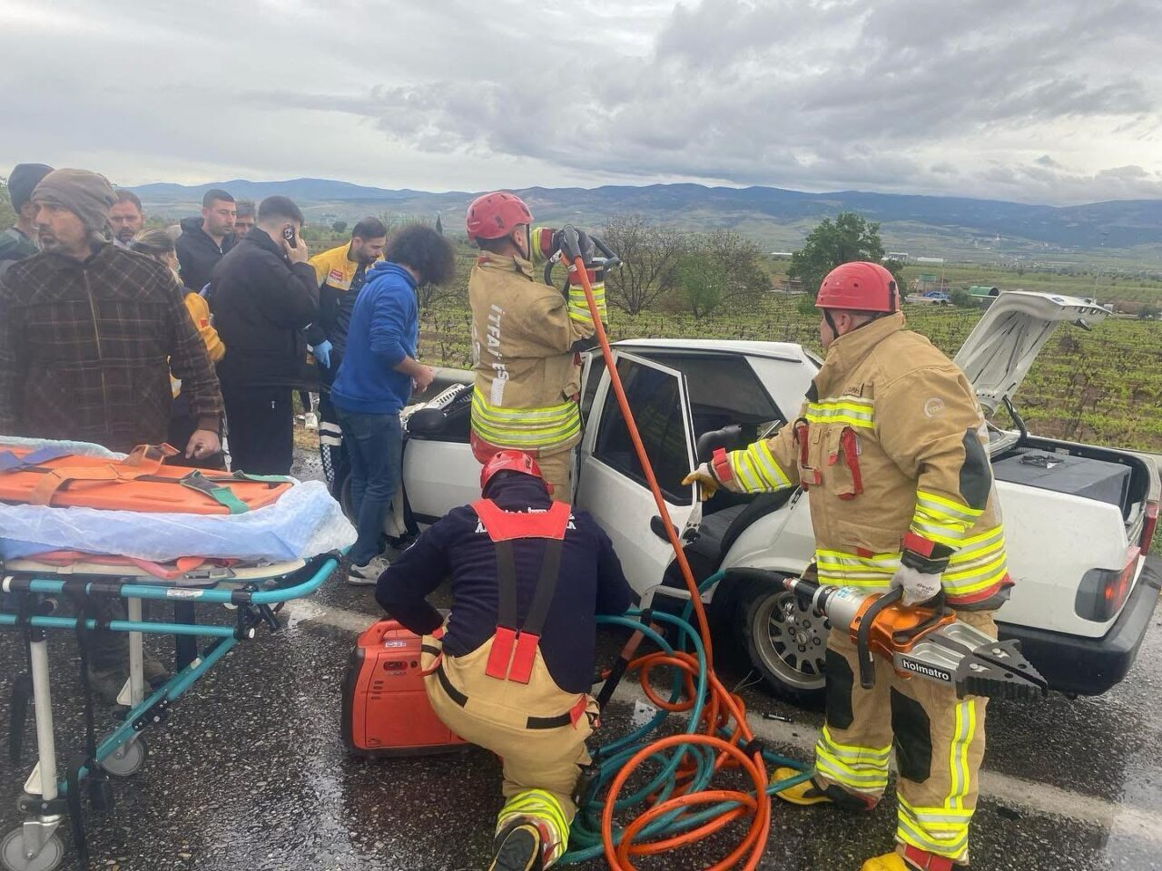 Manisa'nın Alaşehir ilçesinde otomobilin kamyona ve bariyerlere çarpması sonucu 5
