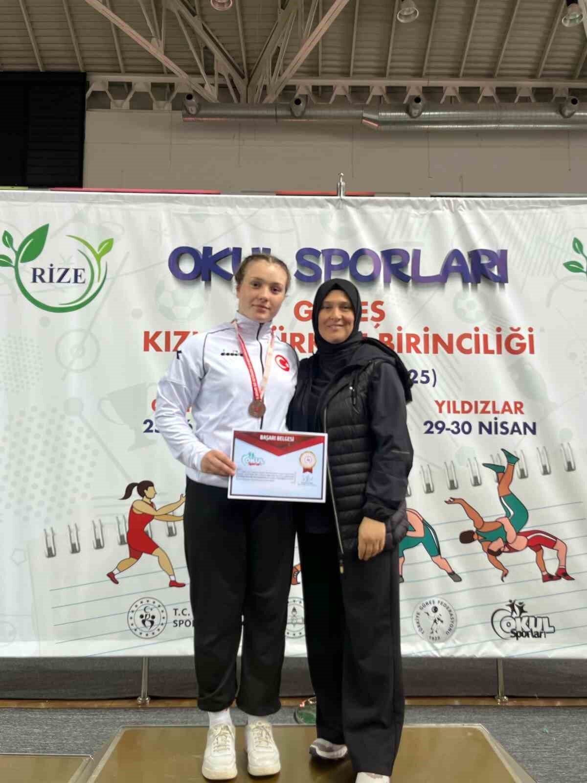 Rize’de düzenlenen Okul Sporları Güreş Türkiye Birinciliği’nde, Afyonkarahisarlı sporcu Mediha