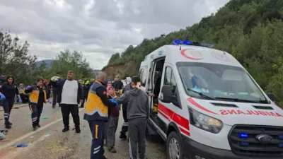 Adana'da otomobil ile minibüsün çarpışması sonucu meydana gelen trafik kazasında