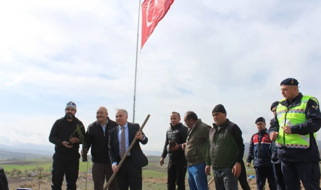 Kaymakam Duru’dan doğaya destek! Afyonkarahisar’ın Dinar ilçesine bağlı Afşar köyünde gerçekleştirilen 31’inci Ağaç Bayramı’nda