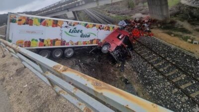 Afyonkarahisar’da önünde seyreden otomobile çarpan tır, yaklaşık 10 metre yükseklikteki