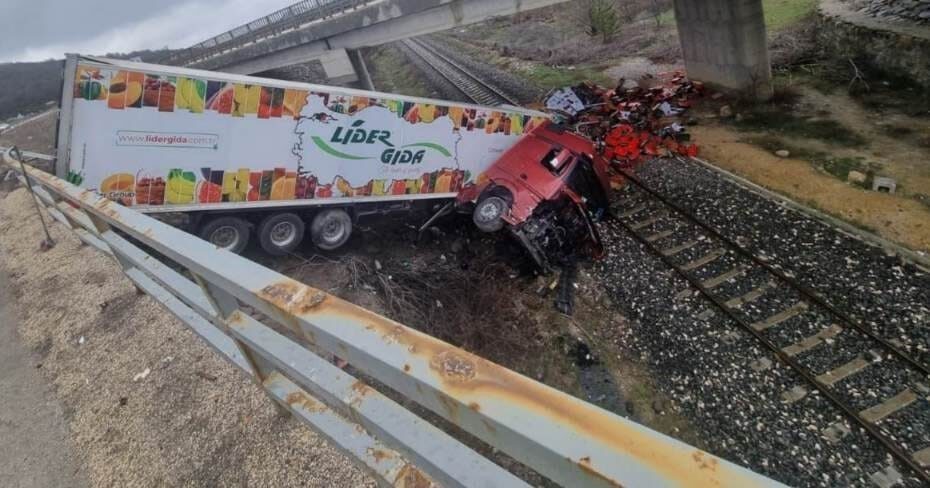 Afyonkarahisar’da önünde seyreden otomobile çarpan tır, yaklaşık 10 metre yükseklikteki
