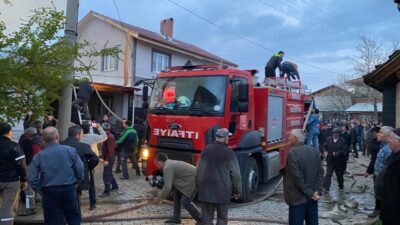 Kütahya'nın Domaniç ilçesinde bir evde çıkan yangın itfaiye ekiplerince söndürüldü.
İlçedeki