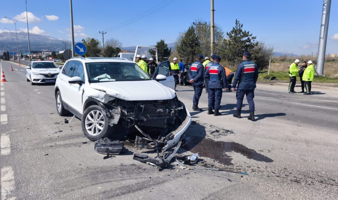 Kütahya'da iki otomobilin çarpışması sonucu 2'si çocuk 5 kişi yaralandı.