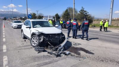 Kütahya'da iki otomobilin çarpışması sonucu 2'si çocuk 5 kişi yaralandı.