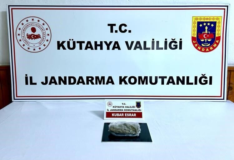 Kütahya’da jandarmanın gerçekleştirdiği uyuşturucu operasyonunda durdurulan bir araçta narkotik madde