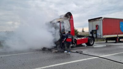 Kütahya’nın Altıntaş ilçesinde seyir halindeki tırda çıkan yangın, itfaiye ekiplerince