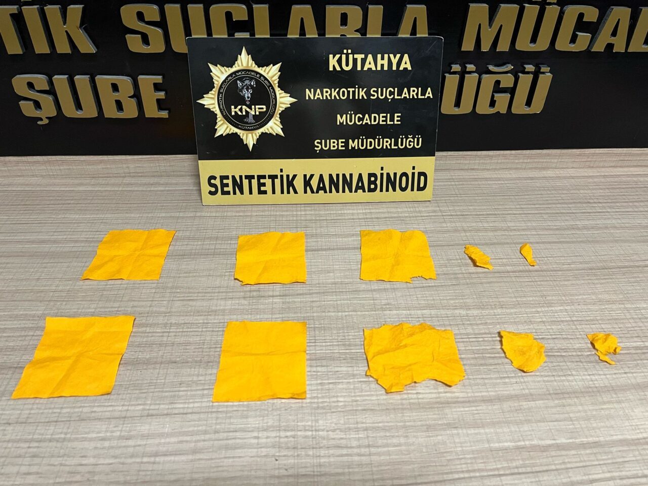 Kütahya'da, uyuşturucu ticareti yaptıkları iddiasıyla gözaltına alınan 3 şüpheliden 2'si