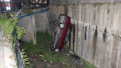 Manisa’nın Yunusemre ilçesinde otomobilin dereye düşmesi sonucu 4 kişi yaralandı.