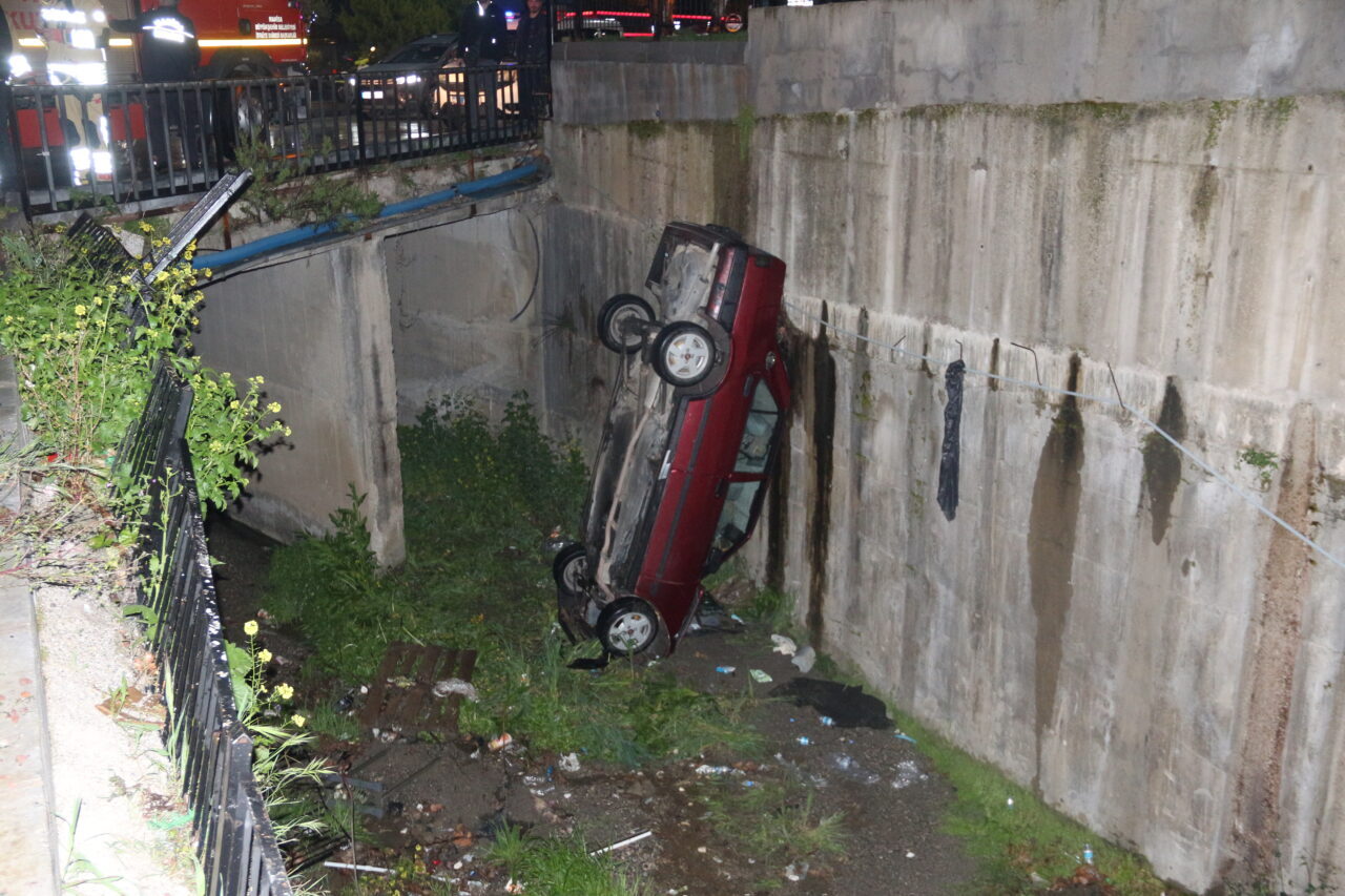 Manisa’nın Yunusemre ilçesinde otomobilin dereye düşmesi sonucu 4 kişi yaralandı.
