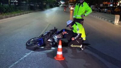 MANİSA (AA)  Manisa’nın Yunusemre ilçesinde refüjdeki demir korkuluğa çarparak devrilen