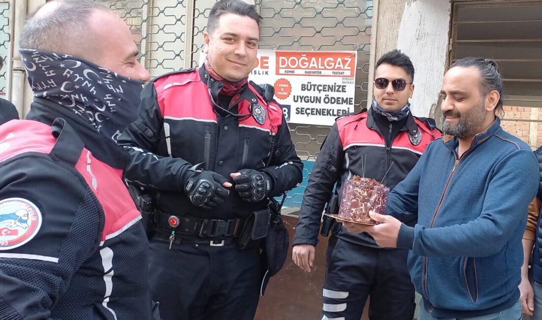  Manisa'nın Şehzadeler ilçesinde, kavga ihbarına giden polis ekibine, Türk Polis