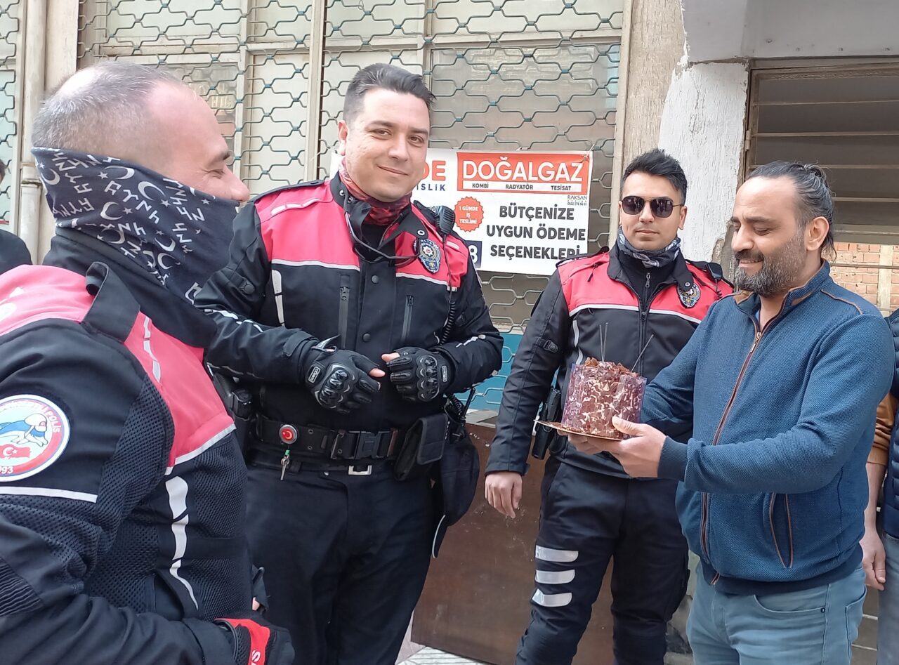  Manisa'nın Şehzadeler ilçesinde, kavga ihbarına giden polis ekibine, Türk Polis