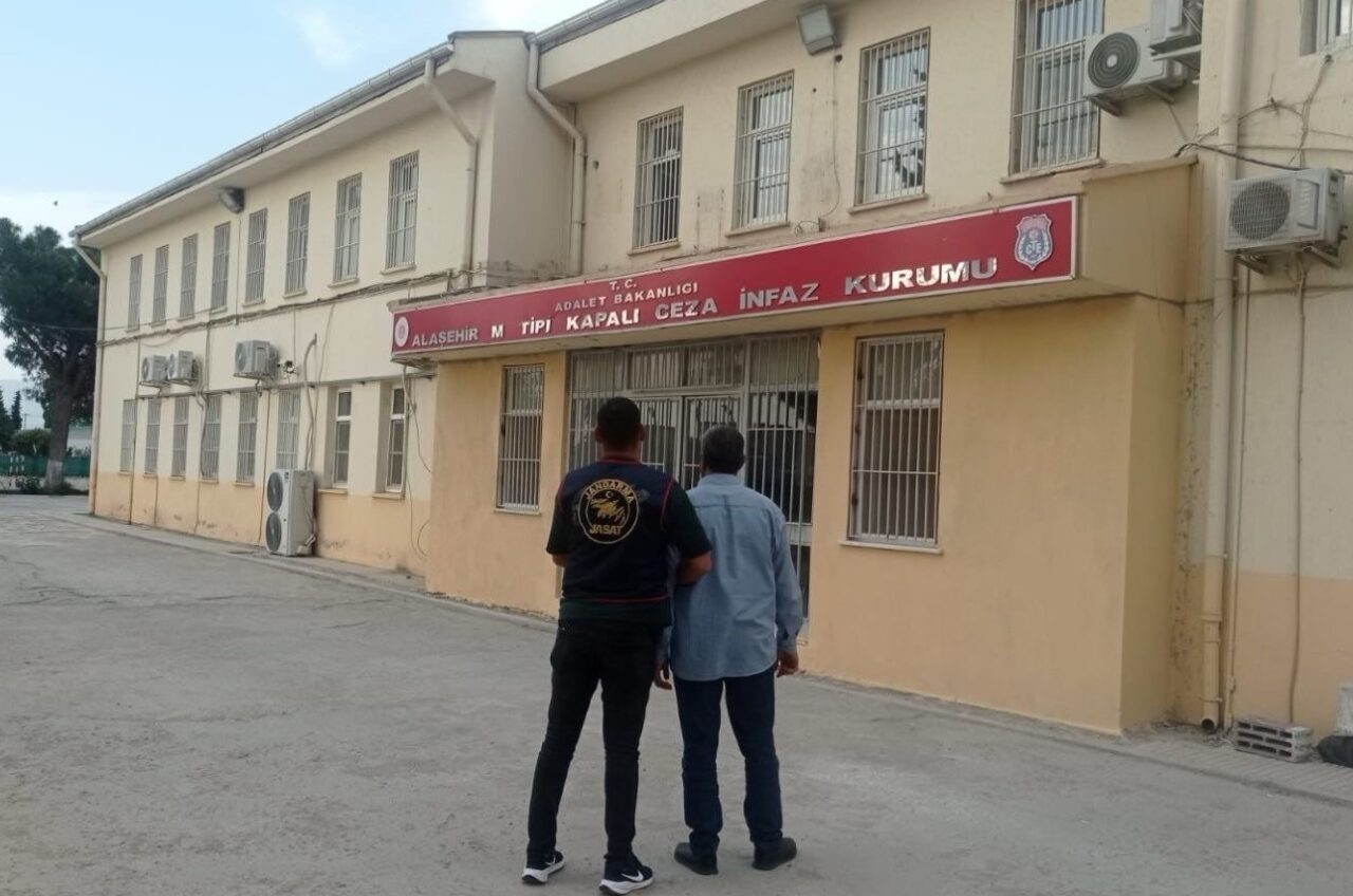 Manisa’nın Alaşehir ilçesinde tefecilik yaptığı iddiasıyla gözaltına alınan 4 şüpheliden