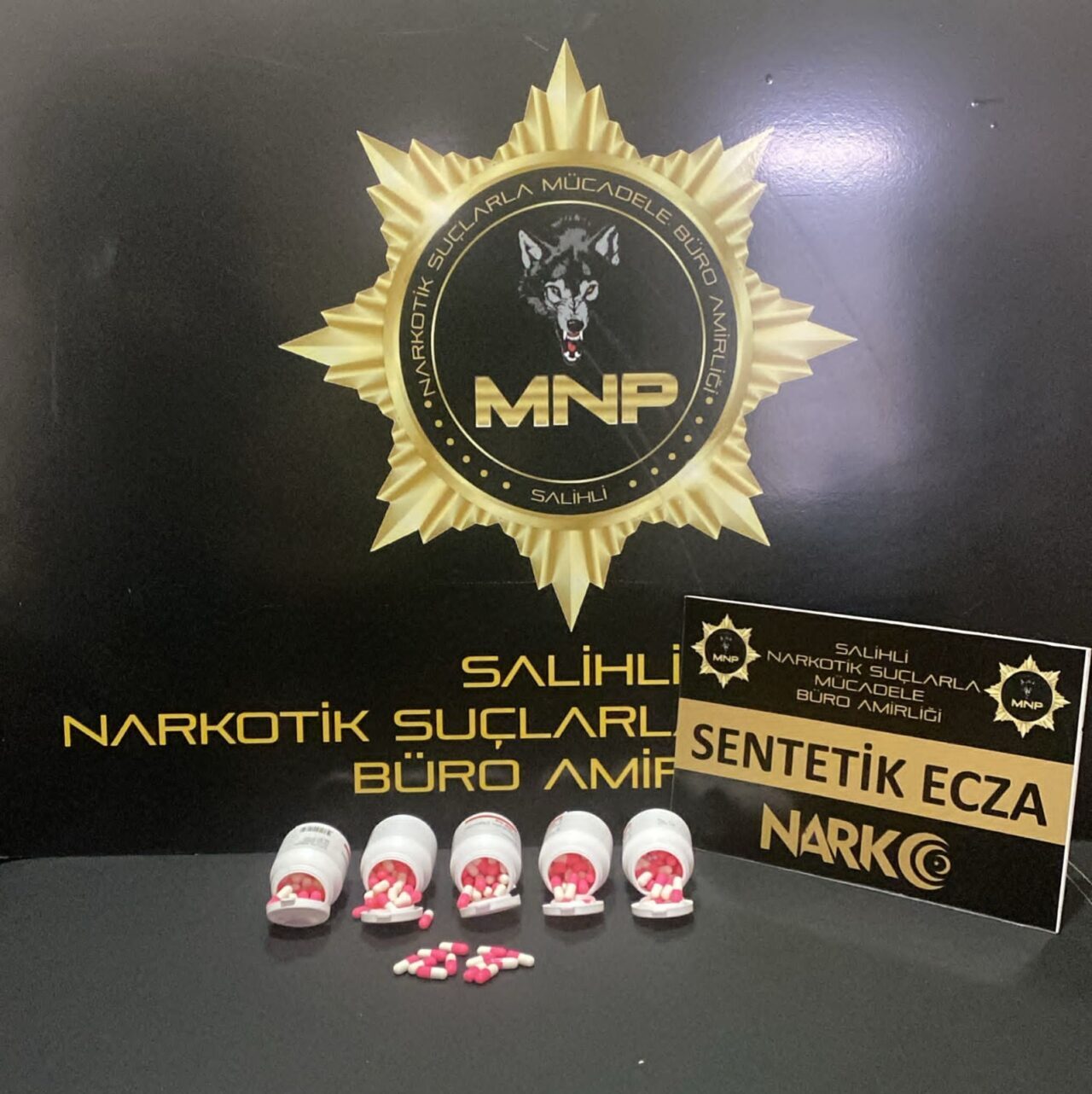 Manisa'nın Salihli ilçesinde uyuşturucu hapla yakalanan şüpheli tutuklandı.