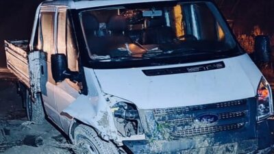 Afyonkarahisar’da kontrolden çıkarak menfez duvarına çarpan kamyonette 4 kişi yaralandı.