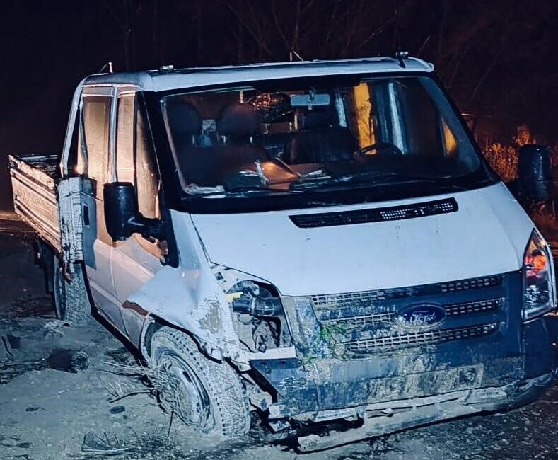 Afyonkarahisar’da kontrolden çıkarak menfez duvarına çarpan kamyonette 4 kişi yaralandı.