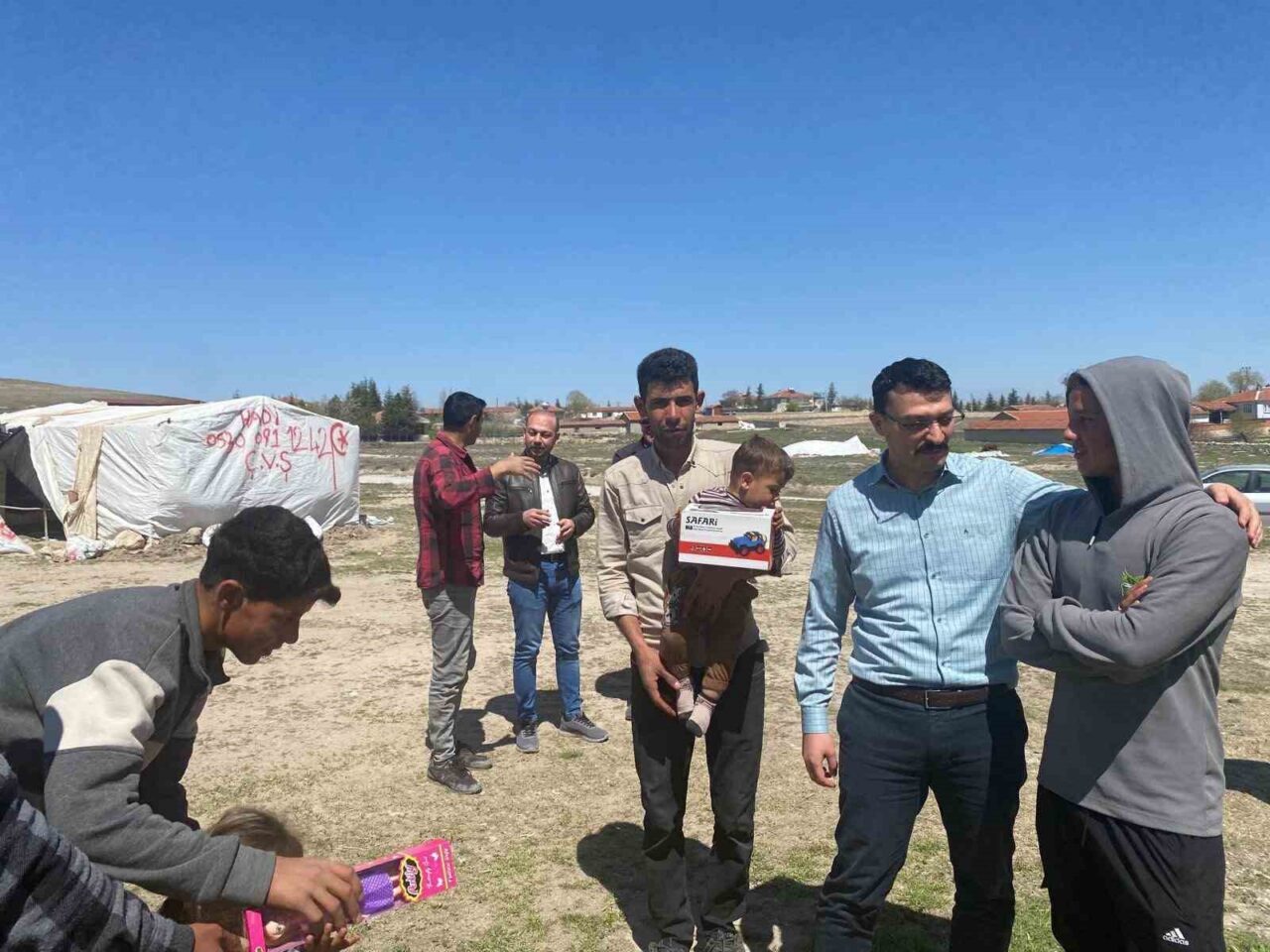 Afyonkarahisar’ın Emirdağ ilçesinde ağırlıklı olarak tarım alanlarında çalışan mevsimlik işçiler