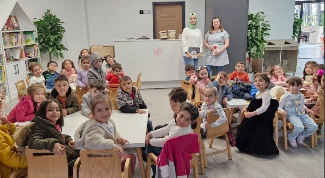 Afyonkarahisar Sandıklı Kütüphanesi, 61’inci Kütüphane Haftası kapsamında minik öğrencileri ağırlayarak