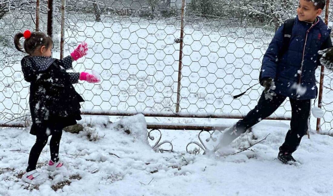 Afyonkarahisar’da yağan kar yağışına en çok sevinenler çocuklar olurken, çocuklar