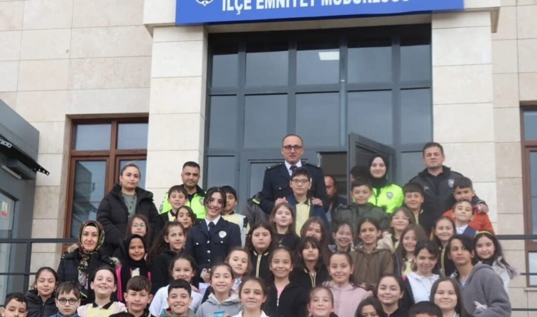 Afyonkarahisar’ın Şuhut ilçesinde Atatürk İlkokulu ve Fatih Ortaokulu öğrencileri Türk