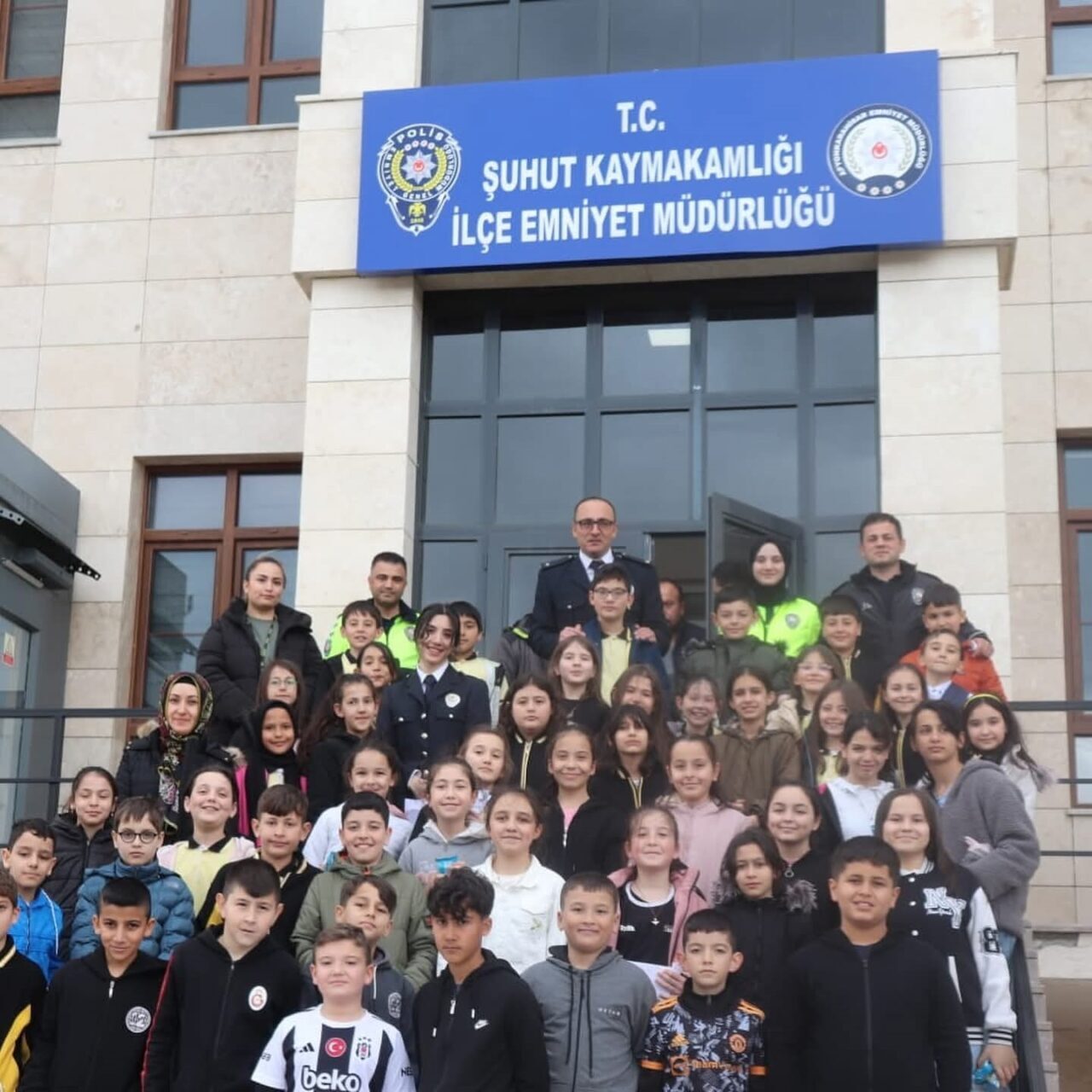 Afyonkarahisar’ın Şuhut ilçesinde Atatürk İlkokulu ve Fatih Ortaokulu öğrencileri Türk