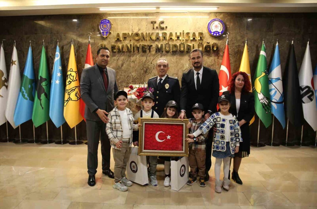 Afyonkarahisar’da anasınıfı öğrencileri İl Emniyet Müdürü Ahmet Birtan Erol’a Polis