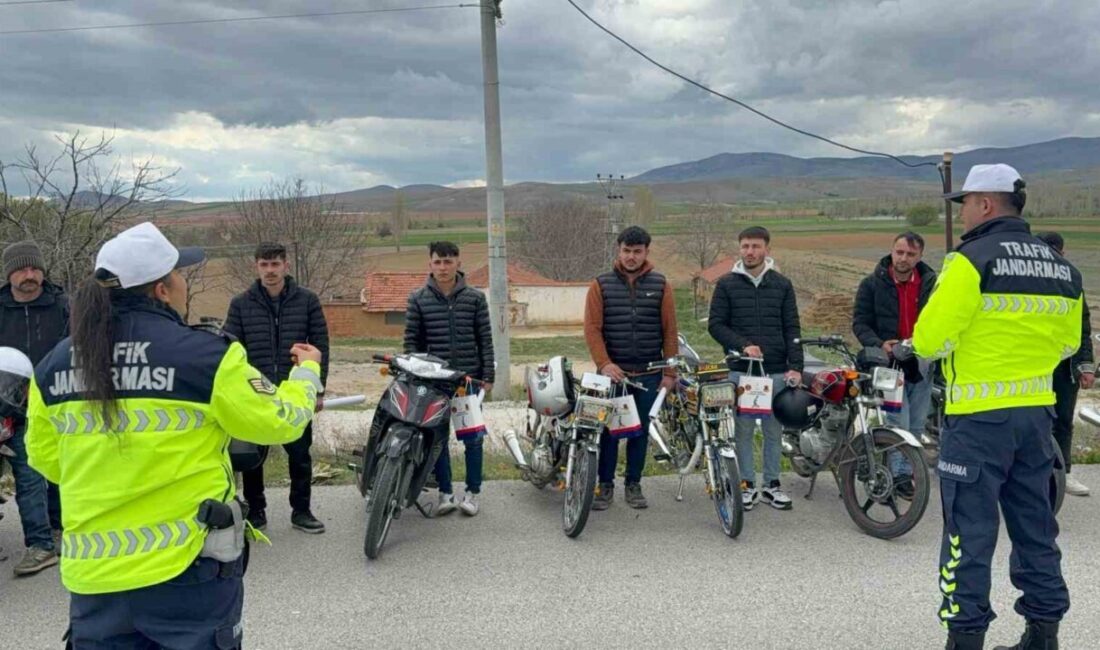 Motosiklet sürücülerine jandarmadan ‘1 kural bir ömür’ eğitimi Afyonkarahisar’ın Bolvadin ilçesinde jandarma ekipleri tarafından ‘1 kural bir ömür’