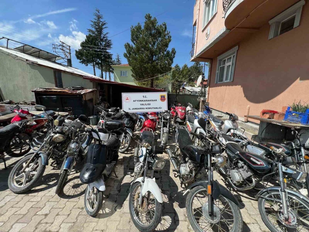 Afyonkarahisar’da jandarma ekipleri motosikletlerin şasi numaralarını değiştirerek sattığı iddia edilen