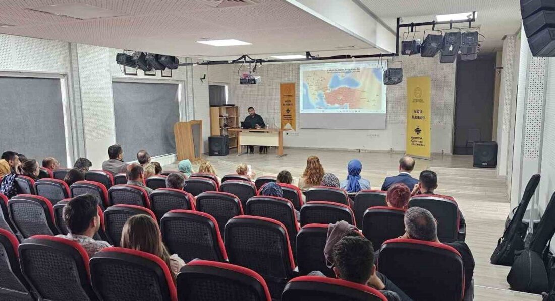 Afyonkarahisar Atatürk İlkokulu’nda düzenlenen Müzik Akademisi etkinliğinde, Afyonkarahisar’ın müzik tarihi