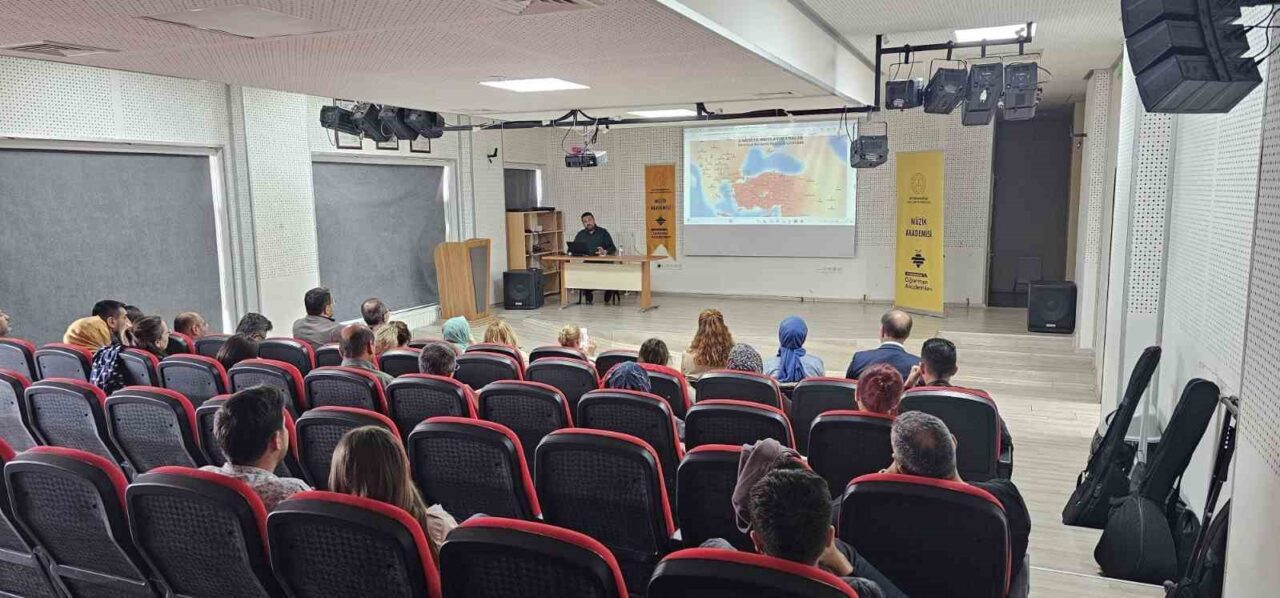 Afyonkarahisar Atatürk İlkokulu’nda düzenlenen Müzik Akademisi etkinliğinde, Afyonkarahisar’ın müzik tarihi