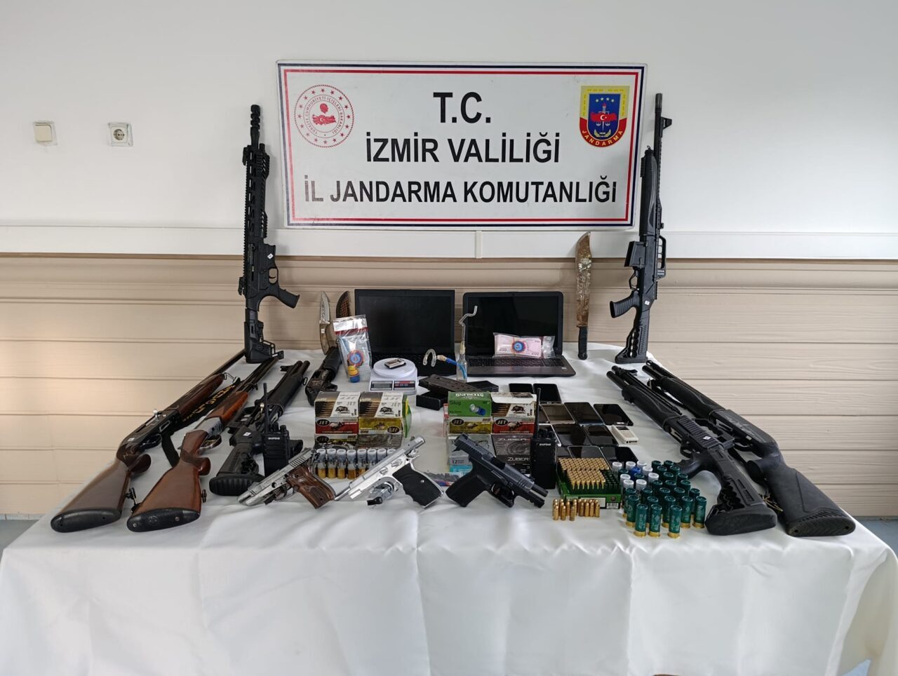 İzmir'in Bayındır ve Torbalı ilçelerinde silahlı organize suç örgütüne yönelik
