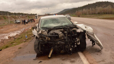 Kütahya'nın Tavşanlı ilçesinde otomobil ile hafif ticari aracın çarpıştığı kazada