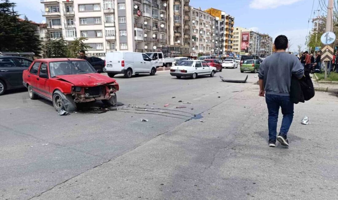 Afyonkarahisar’ın İsmet İnönü Bulvarı üzerinde meydana gelen trafik kazasında, otomobil