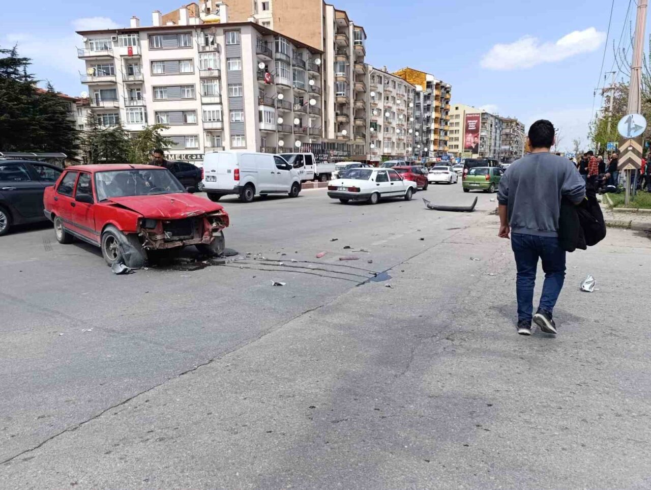 Afyonkarahisar’ın İsmet İnönü Bulvarı üzerinde meydana gelen trafik kazasında, otomobil