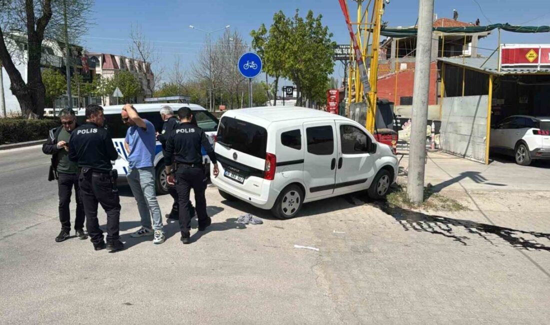 Polisten kaçan aracın sonu kaza ile bitti! Eskişehir’de polis ekiplerinin "dur" ihtarına uymayarak kaçan ve aydınlatma direğine