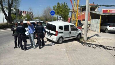 Eskişehir’de polis ekiplerinin "dur" ihtarına uymayarak kaçan ve aydınlatma direğine