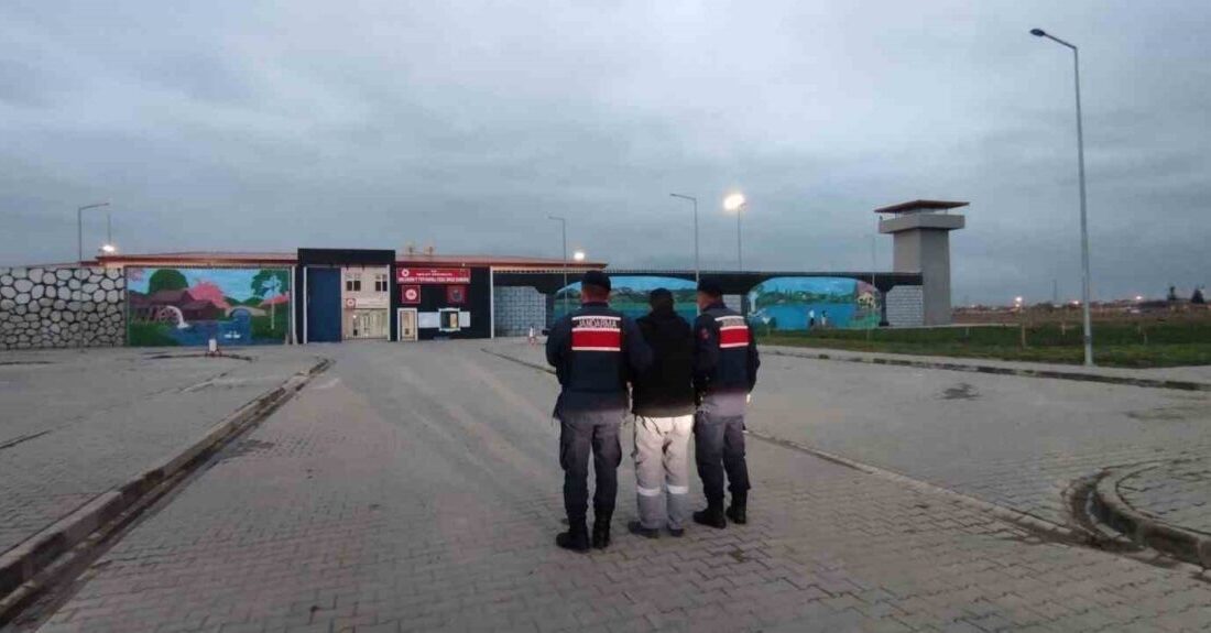 
Afyonkarahisar’ın Emirdağ ilçesinde hakkında kesinleşmiş hapis cezası bulunan bir şahıs,