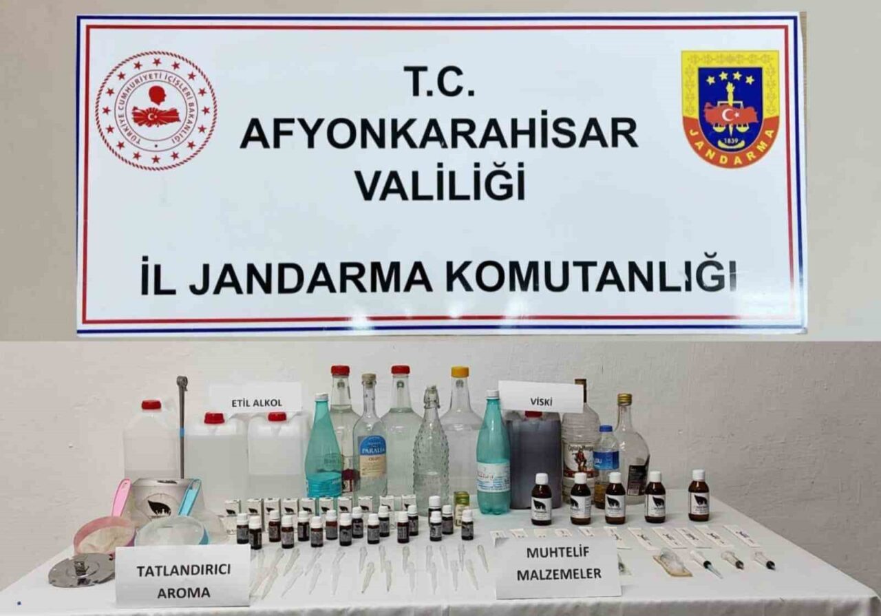 Afyonkarahisar’da jandarma ekipleri düzenlediği operasyonda evinde sahte alkol üreterek satan