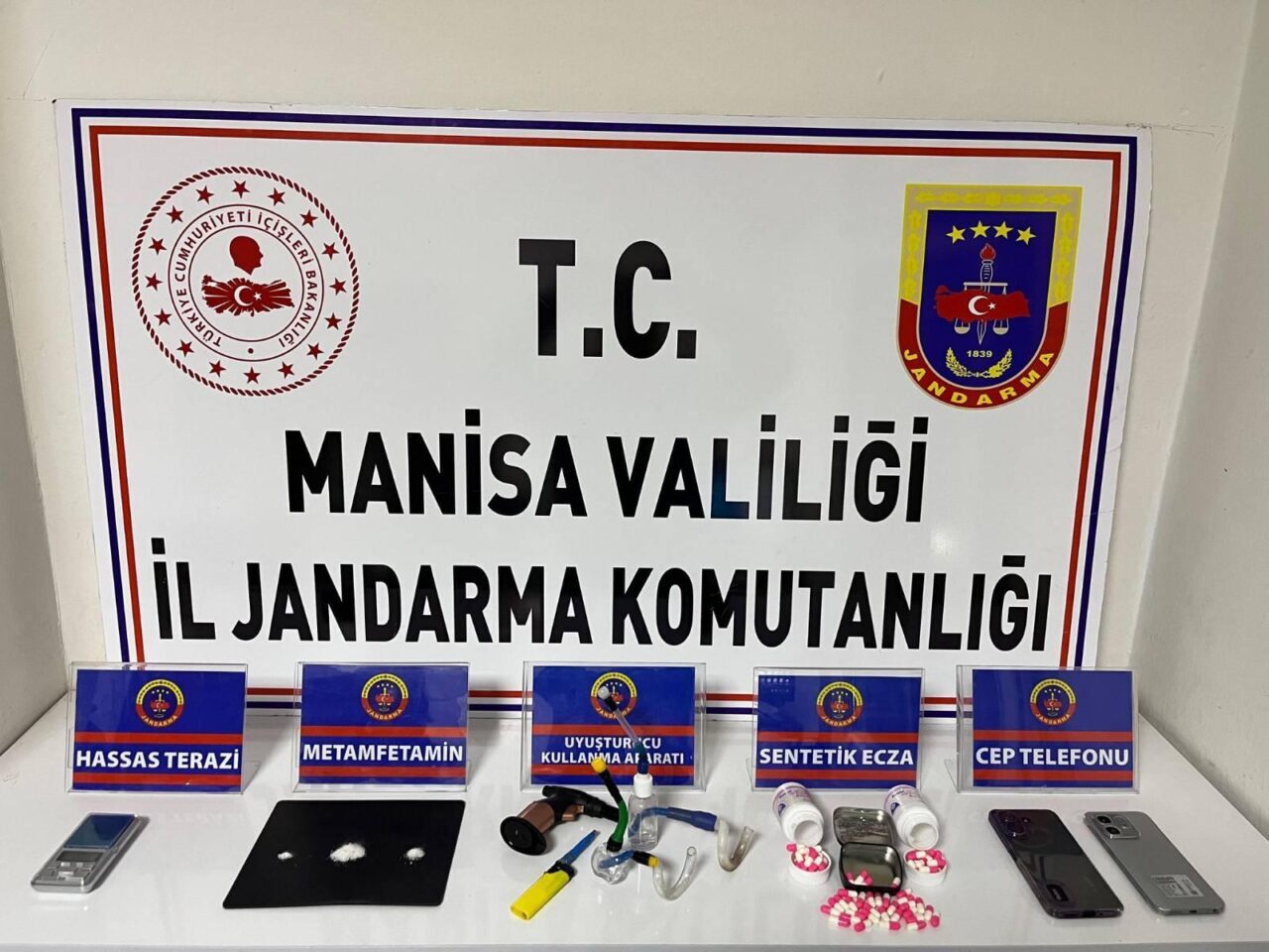 Manisa’nın Salihli ilçesinde düzenlenen uyuşturucu operasyonunda gözaltına alınan 2 zanlı
