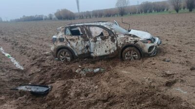 Afyonkarahisar’da kontrolden çıkarak yol kenarındaki şarampole devrilen otomobilde 2 kişi