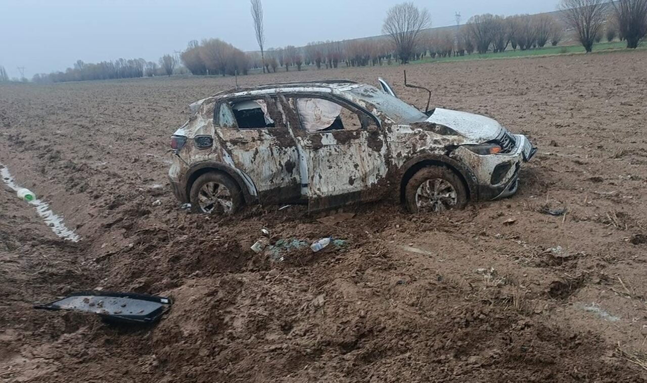 Afyonkarahisar’da kontrolden çıkarak yol kenarındaki şarampole devrilen otomobilde 2 kişi