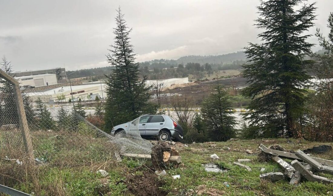 Uşak'ta şarampole devrilen otomobildeki 3 kişi yaralandı.