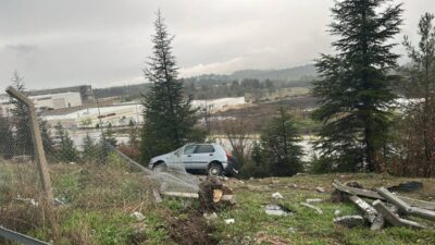 Uşak'ta şarampole devrilen otomobildeki 3 kişi yaralandı.