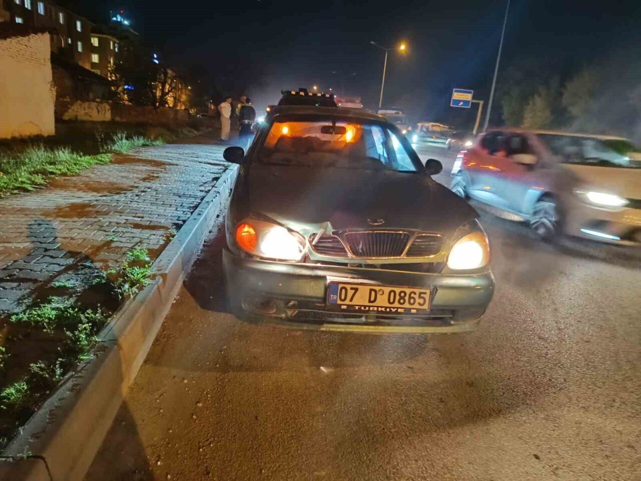 Eskişehir’de şerit değiştirmeye çalışan motosikletin otomobile çarptığı kazada şans eseri