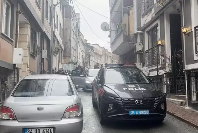 Şişli'de bir apartmanın zemin katındaki daireye giren maskeli saldırganlar, hamile