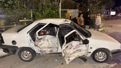 Aydın'ın Söke ilçesinde iki otomobilin çarpışması sonucu 3 kişi yaralandı.