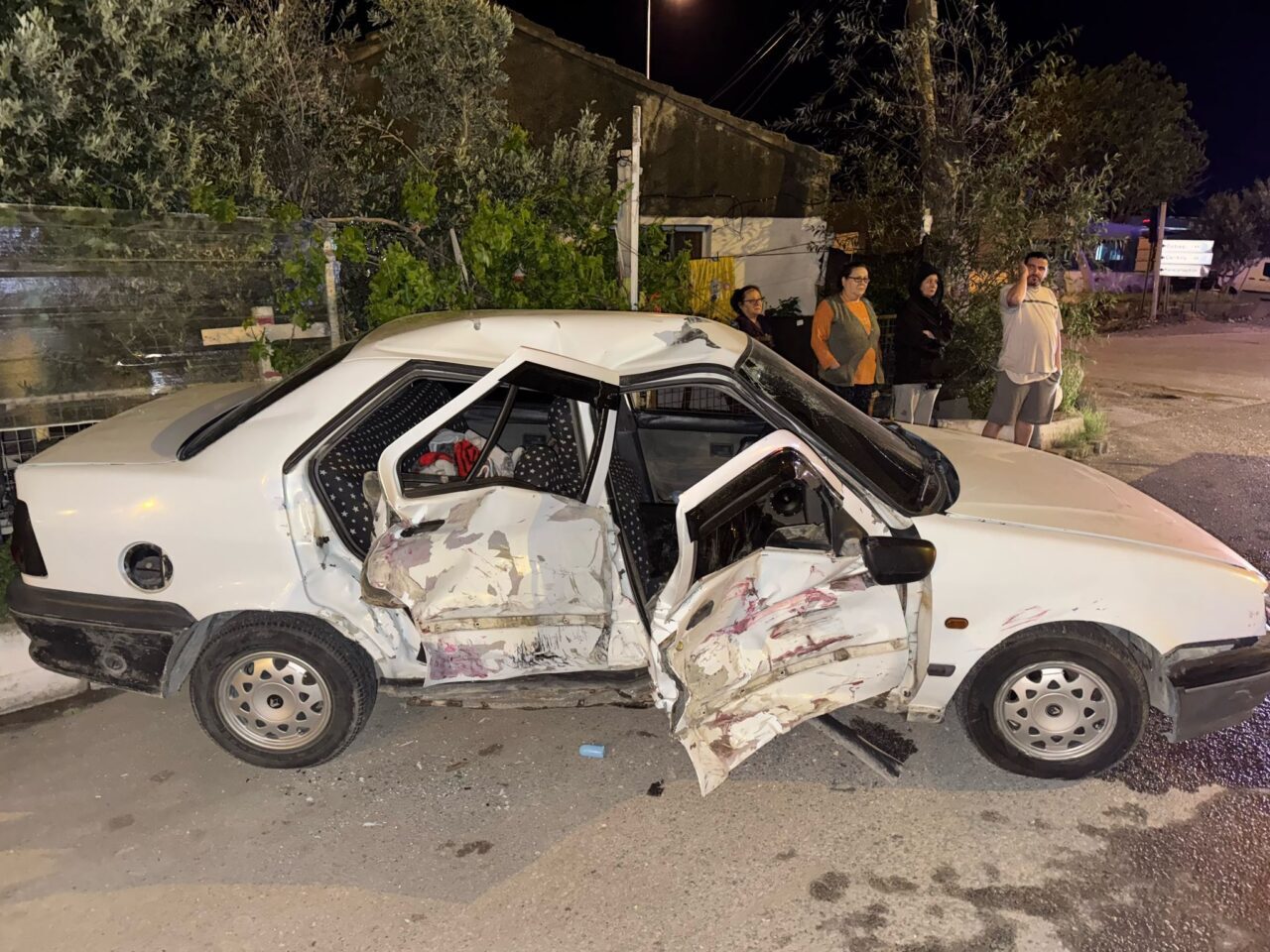 Aydın'ın Söke ilçesinde iki otomobilin çarpışması sonucu 3 kişi yaralandı.