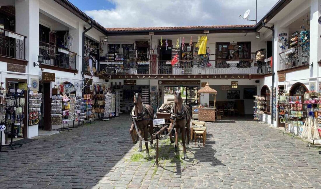 Eskişehir’de Tarihi Odunpazarı Evleri bölgesinde turistlerin oluşturduğu yoğunluk bayramın bitmesiyle